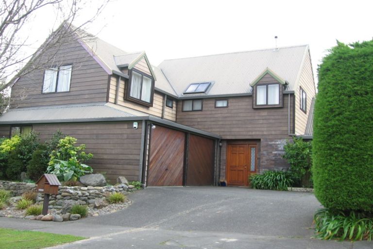 Photo of property in 15 Hillgrove Place, Fitzherbert, Palmerston North, 4410