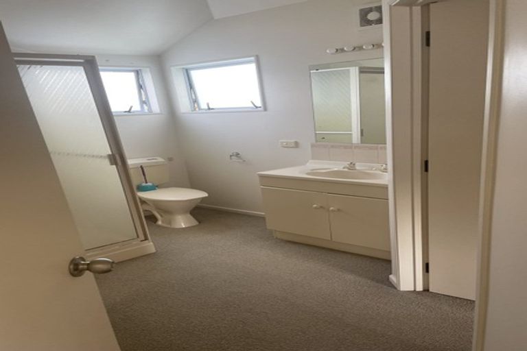 Photo of property in 2/479 Glenfield Road, Glenfield, Auckland, 0629