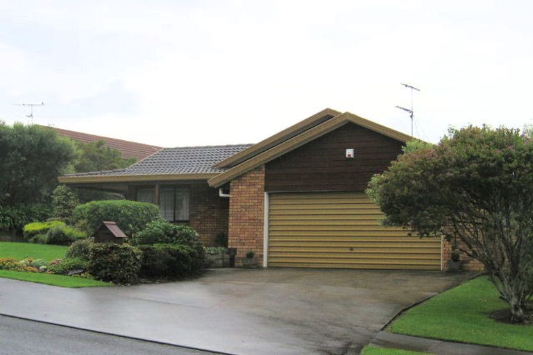 Photo of property in 2/14 Pinewood Grove, Botany Downs, Auckland, 2010