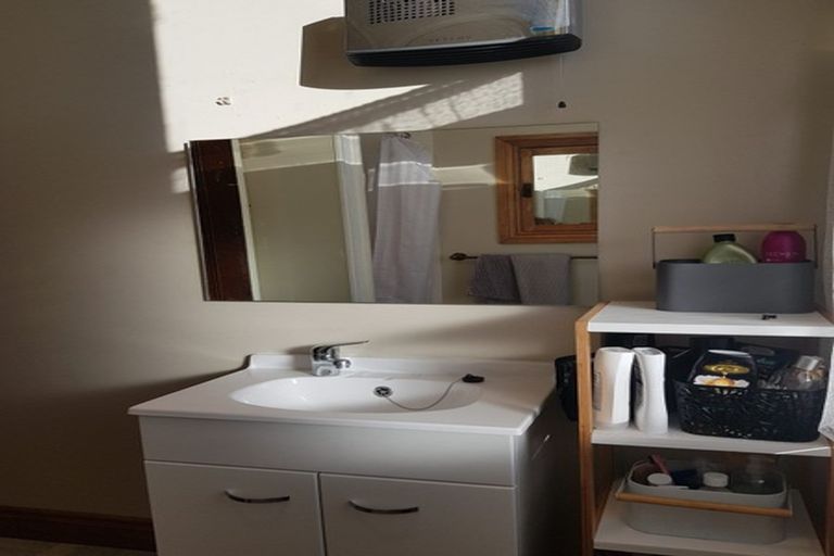 Photo of property in 124 Harbour Terrace, North Dunedin, Dunedin, 9016