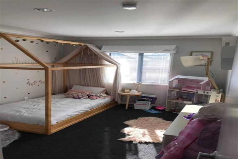 Photo of property in 76 Sunstone Crescent, Timberlea, Upper Hutt, 5018