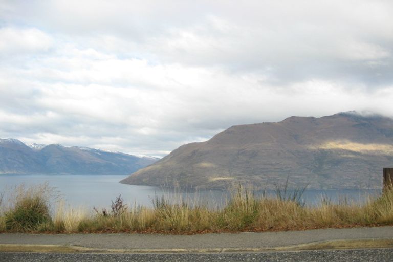 Photo of property in 130 Wynyard Crescent, Fernhill, Queenstown, 9300