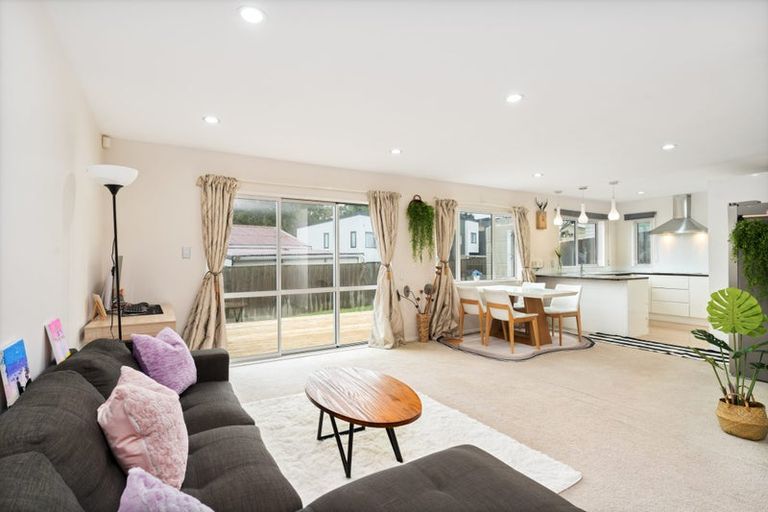 Photo of property in 5 Nirmal Place, Sunnyvale, Auckland, 0612
