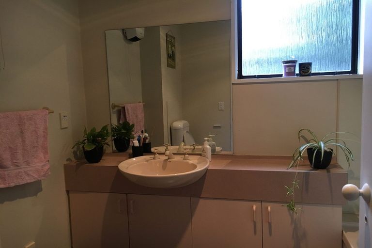 Photo of property in 17a Wynyard Crescent, Fernhill, Queenstown, 9300