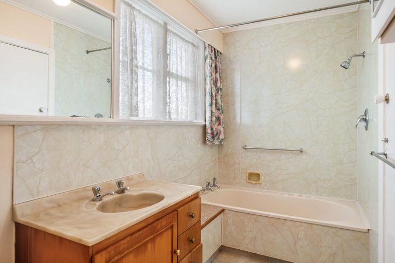 Photo of property in 22 Pokohiwi Road, Normandale, Lower Hutt, 5010