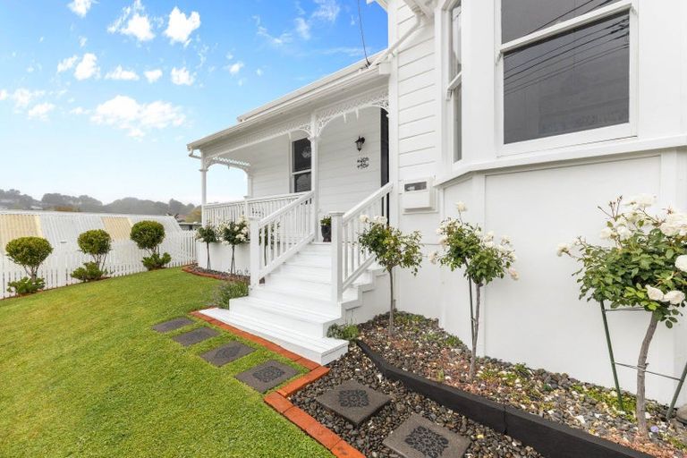 Photo of property in 32 Belt Road, Moturoa, New Plymouth, 4310