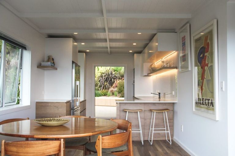 Photo of property in 15 Piha Road, Piha, New Lynn, 0772