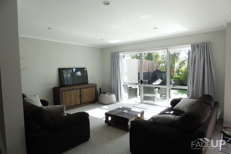 Photo of property in 9w Clearwater Cove, West Harbour, Auckland, 0618