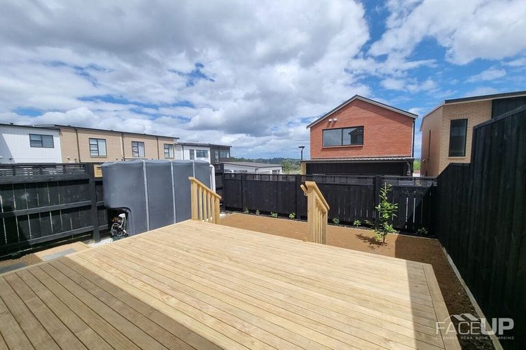 Photo of property in 2 Oma Hoiho Place, Westgate, Auckland, 0614