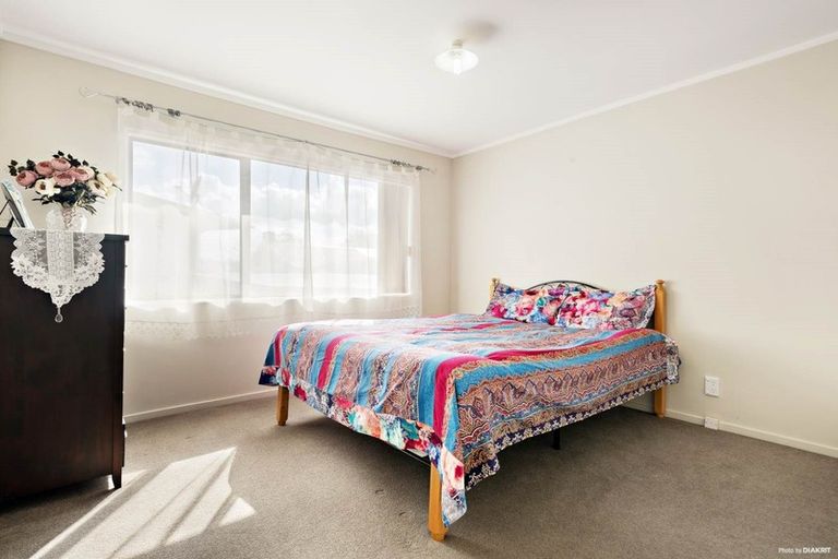 Photo of property in 2/8 Locket Road, Glenfield, Auckland, 0629