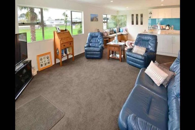 Photo of property in 25 Vermeer Place, West Harbour, Auckland, 0618