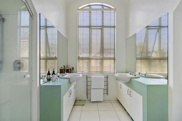 Photo of property in 2/110 Aberdeen Road, Campbells Bay, Auckland, 0620