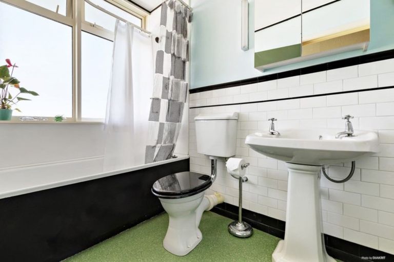 Photo of property in 23 Rangitane Street, Maupuia, Wellington, 6022