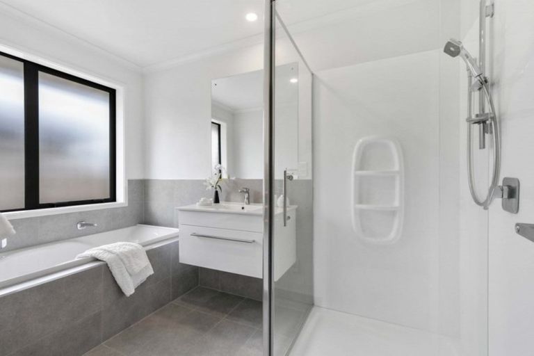 Photo of property in 13 Dumas Place, Rosehill, Papakura, 2113