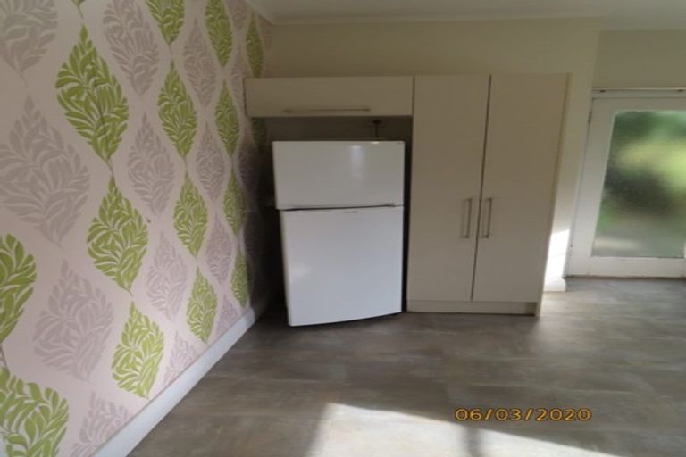 Photo of property in 71 Garden Road, Northland, Wellington, 6012