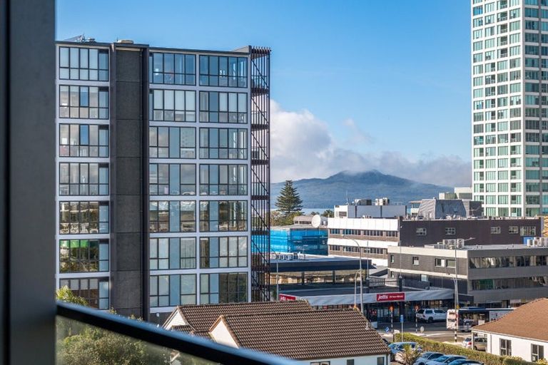 Photo of property in Frank Sargeson Apts, 406/74 Anzac Street, Takapuna, Auckland, 0622
