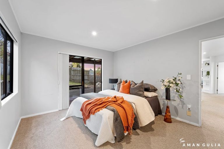 Photo of property in 2/26 Unsworth Drive, Unsworth Heights, Auckland, 0632