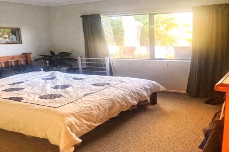 Photo of property in 6a Holman Road, Te Atatu Peninsula, Auckland, 0610