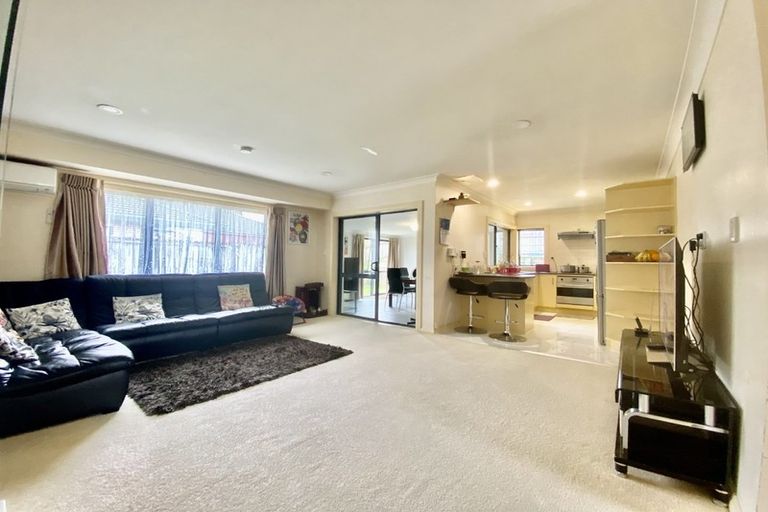 Photo of property in 16 Glenveagh Park Drive, Weymouth, Auckland, 2103