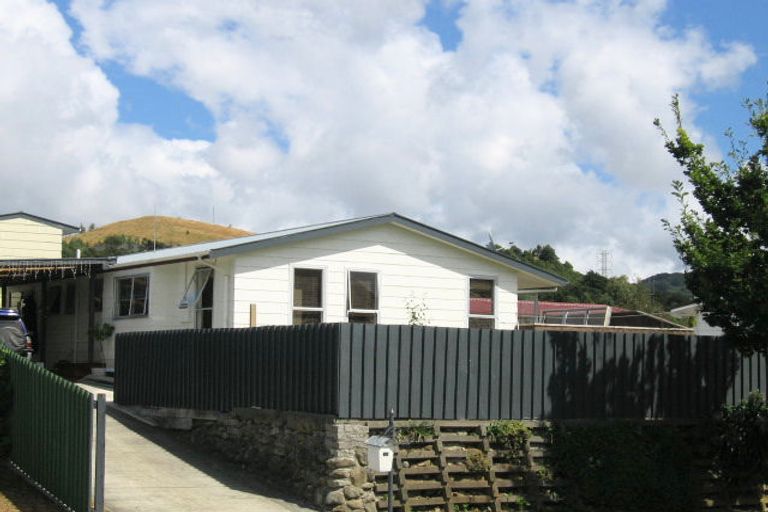 Photo of property in 90 Gemstone Drive, Birchville, Upper Hutt, 5018