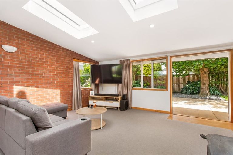 Photo of property in 7 Sawtell Place, Northcote, Christchurch, 8052