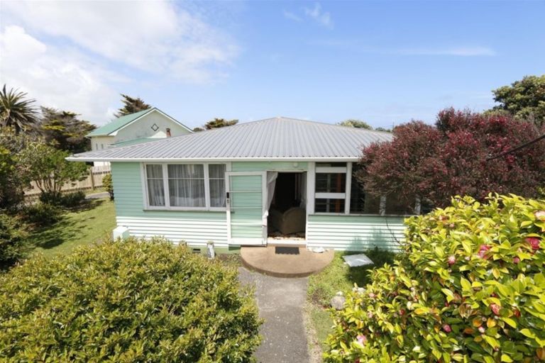 Photo of property in 74 Domett Street, Opunake, 4616