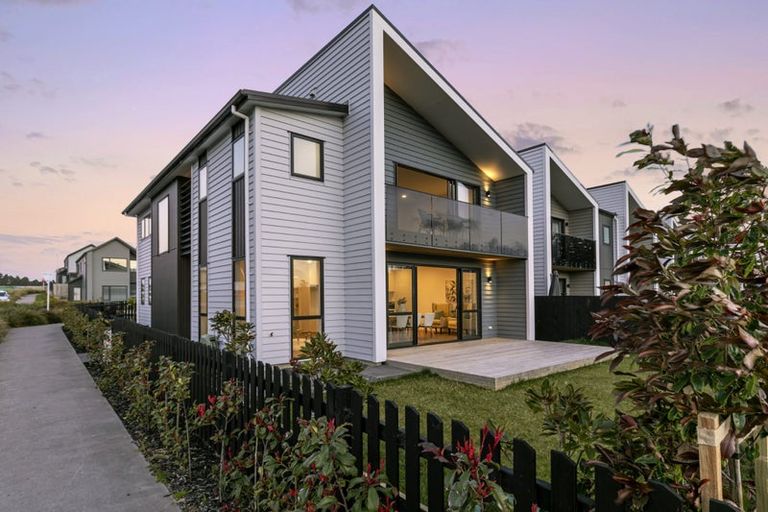 Photo of property in 2 Paparahi Place, Wainui, Silverdale, 0992