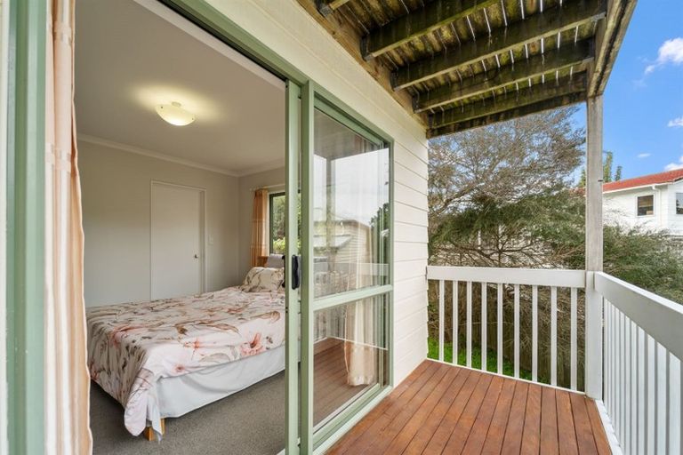 Photo of property in 32a Deverell Place, Northcross, Auckland, 0632