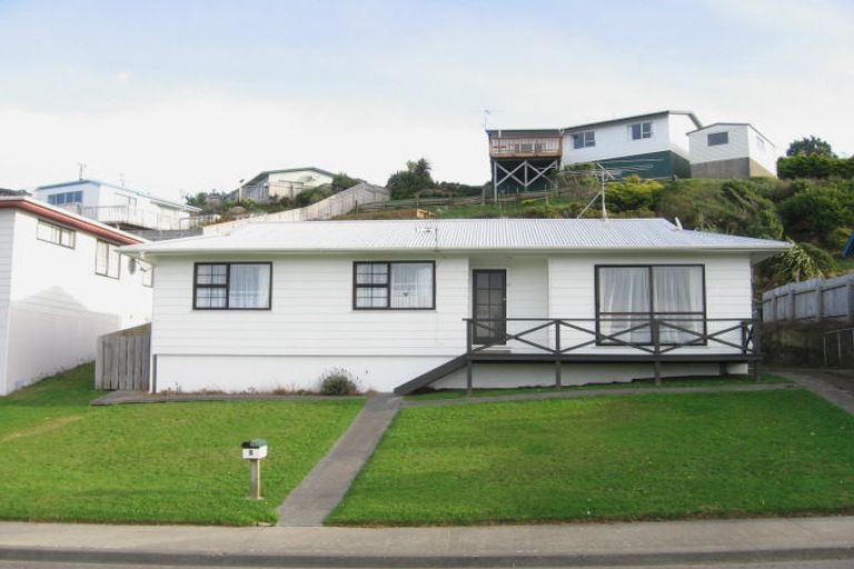 Photo of property in 7 Fernhaven Grove, Newlands, Wellington, 6037