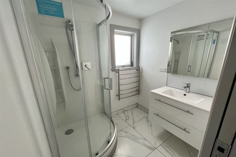 Photo of property in 21 Yeovil Road, Te Atatu Peninsula, Auckland, 0610