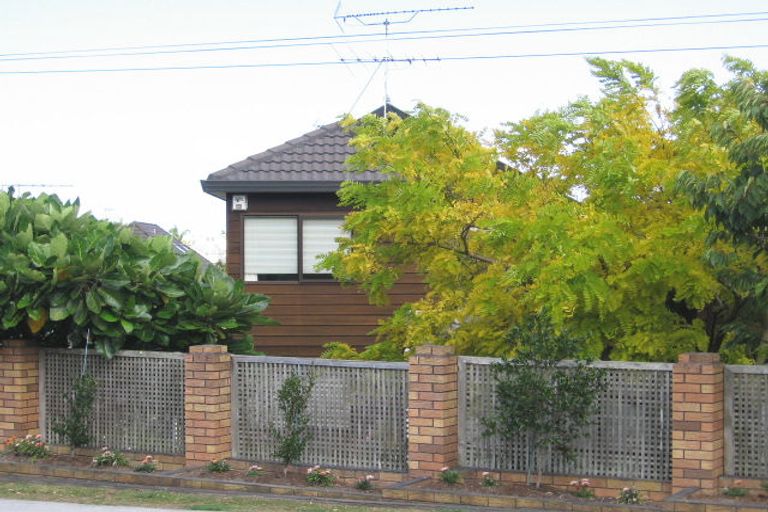 Photo of property in 2/4 Commodore Parry Road, Castor Bay, Auckland, 0620