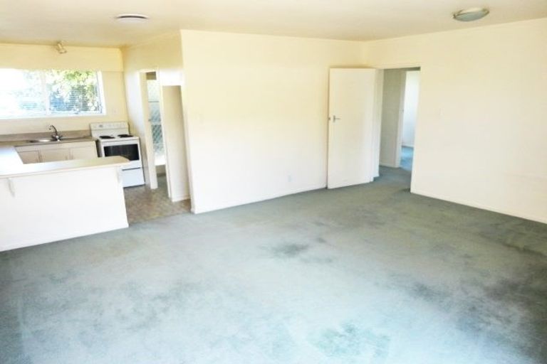 Photo of property in 2/5 Sylvan Crescent, Te Atatu South, Auckland, 0610