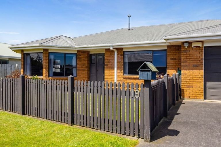 Photo of property in 18 Beech Place, Hawera, 4610