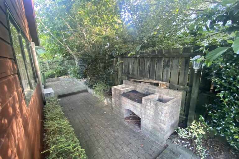 Photo of property in 2/8 Mossop Rise, Glenfield, Auckland, 0629