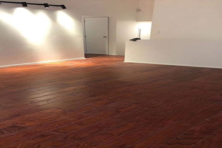 Photo of property in 4/17 Akoranga Drive, Northcote, Auckland, 0627