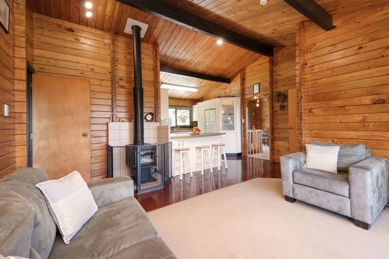 Photo of property in 98 Daffodil Street, Titirangi, Auckland, 0604