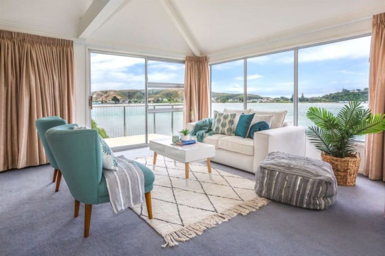 Photo of property in 10a Trevor Terrace, Paremata, Porirua, 5024