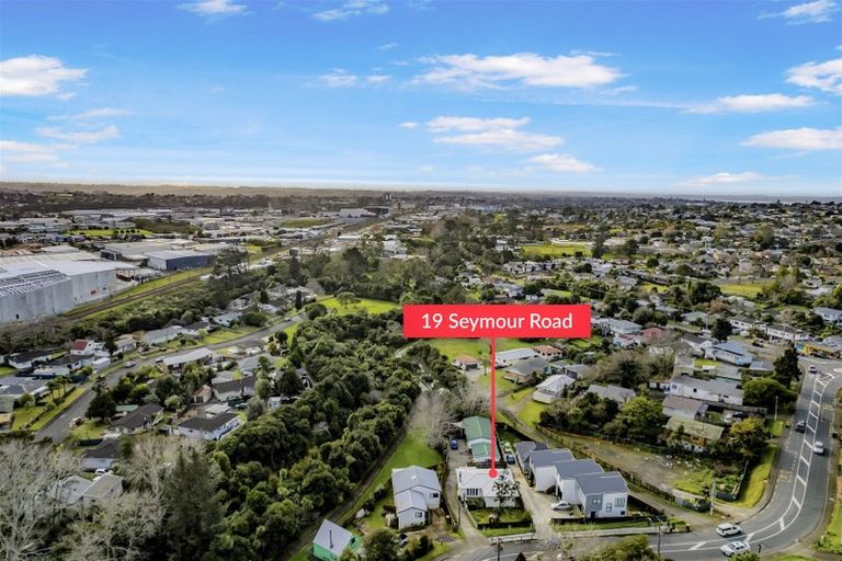 Photo of property in 19 Seymour Road, Sunnyvale, Auckland, 0612