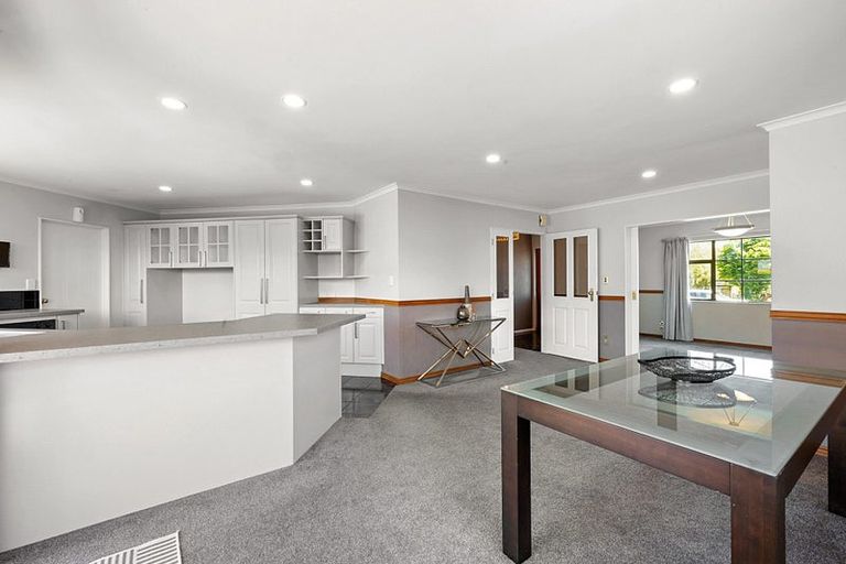 Photo of property in 11 Shelter Grove, Frankleigh Park, New Plymouth, 4310