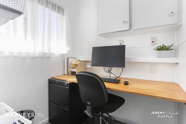 Photo of property in 3 Tauhara Street, Green Bay, Auckland, 0604