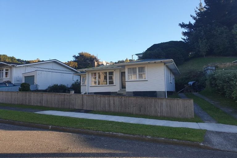 Photo of property in 43 Cardiff Crescent, Cannons Creek, Porirua, 5024