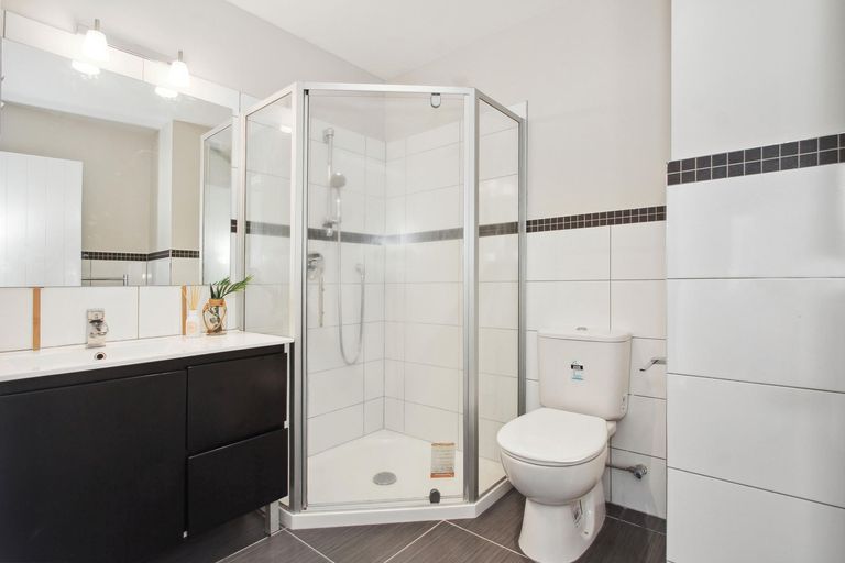 Photo of property in 4a Korotaha Terrace, Rothesay Bay, Auckland, 0630