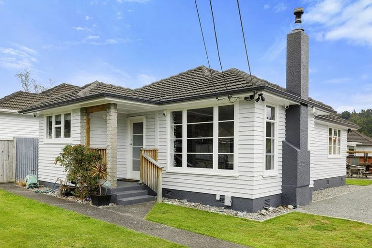 Photo of property in 302 Stokes Valley Road, Stokes Valley, Lower Hutt, 5019