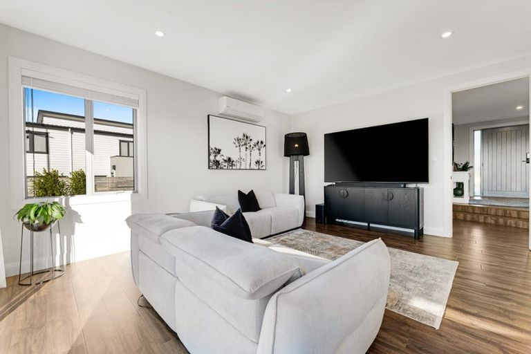 Photo of property in 33 Te Oneroa Way, Long Bay, Auckland, 0630