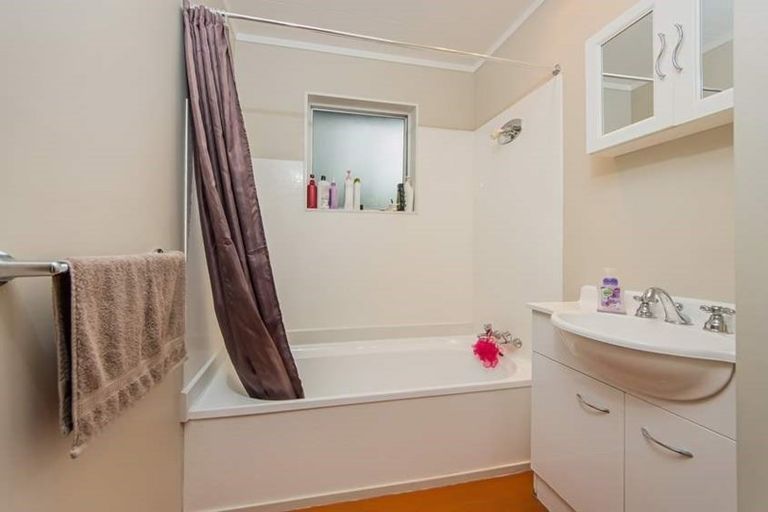 Photo of property in 28 Garton Drive, Massey, Auckland, 0614