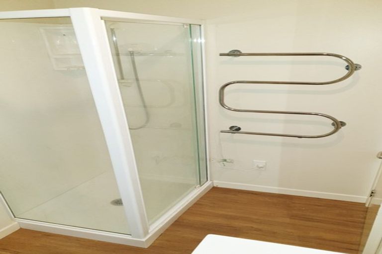 Photo of property in 1/64 Hogans Road, Glenfield, Auckland, 0629