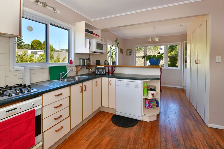 Photo of property in 15 Maori Hut Road, Red Beach, 0932