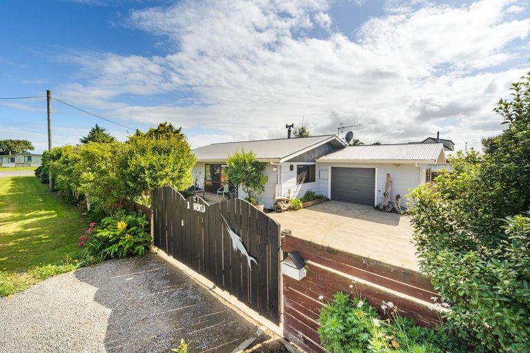 Photo of property in 1 Nuku Street, Tangimoana, 4822