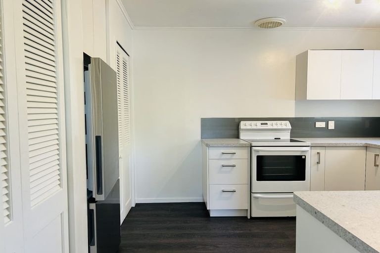 Photo of property in 28 Rewarewa Crescent, Waikanae, 5036