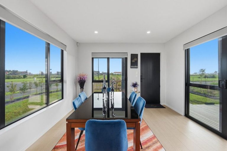 Photo of property in 13 Ngakau Road, Karaka, 2113